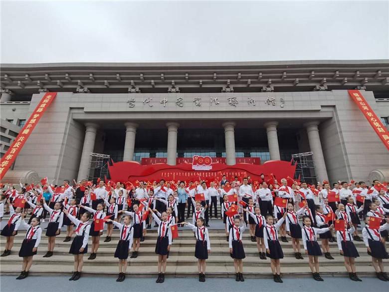 小明比小华大2岁，4年前他们的年龄和是18岁。小明今年几岁游戏画面